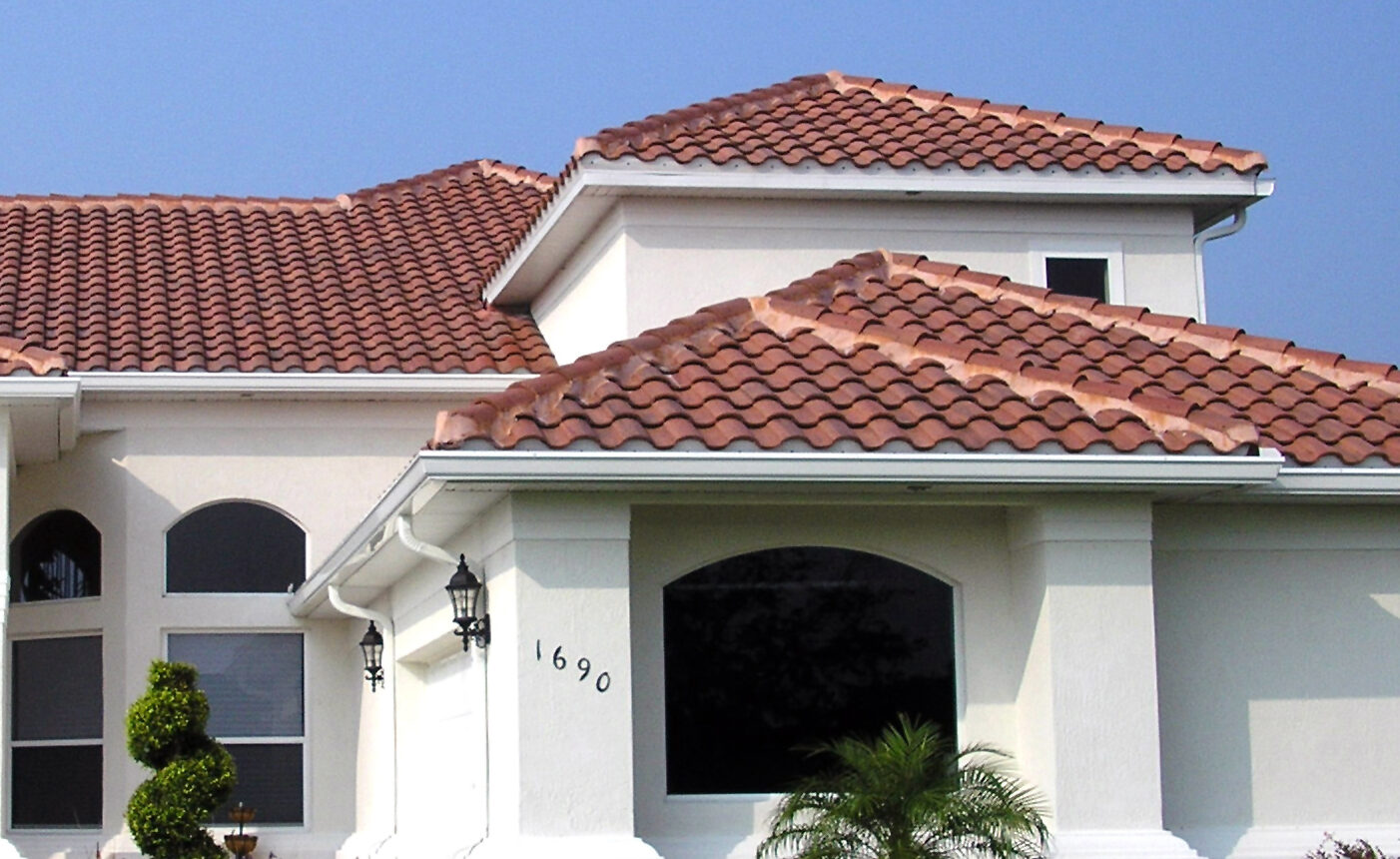 Tile-roof-on-a-white-house-close-up